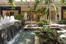 Bal Harbour Shops cuenta con una de las mayores concentraciones de tiendas de diseño en el país. Foto: WWD (wwd.com)