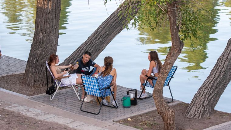 El Parque San Martín es un refugio para los mendocinos que escapan del calor. Foto: Santiago Tagua/MDZ