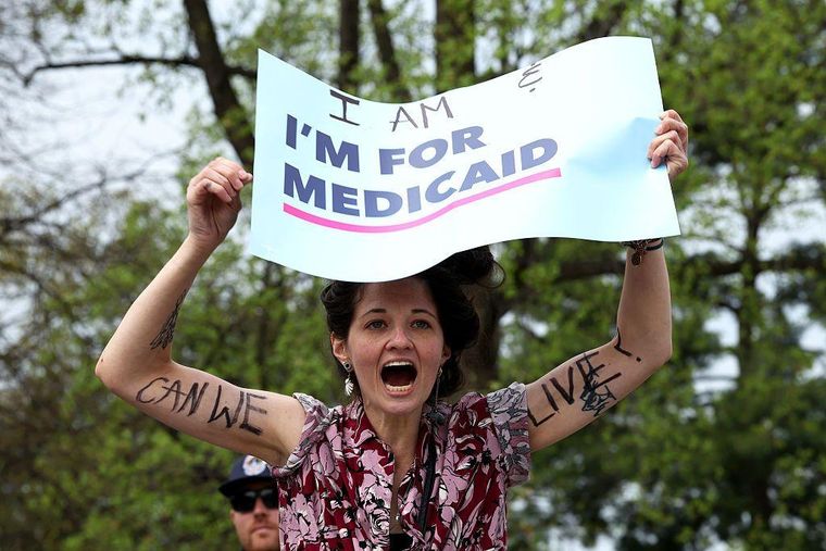 Los demócratas exigen que se mantengan los subsidios federales a la atención de salud.