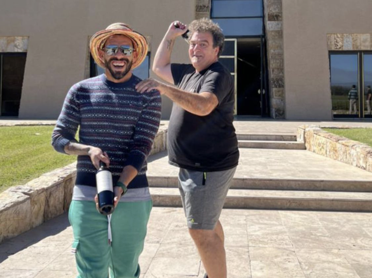 Divertidos: Carlitos Tevez y Alejandro Vigil, con el edificio de Catena Zapata al fondo. Foto: Instagram