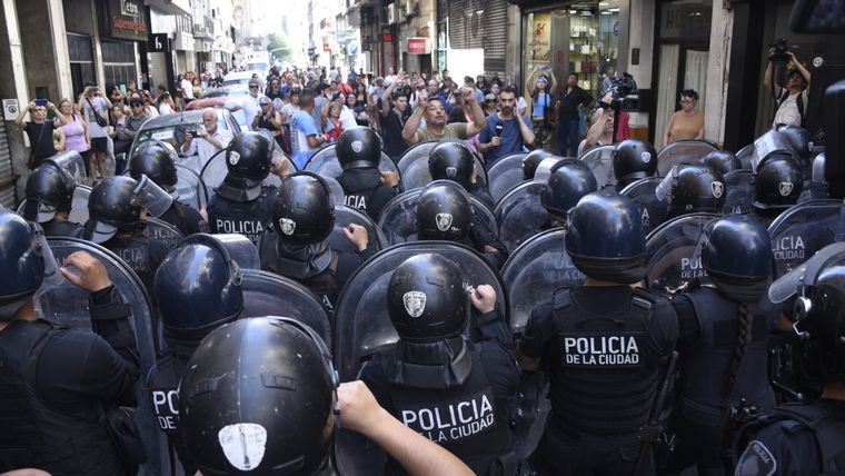 Un efectivo resultó herido durante la desconcentración al ser atropellado por un colectivo. Foto: Juan Mateo Aberastain / MDZ