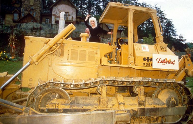 Parton inauguró su parque temático Dollywood en 1985.