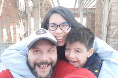 MDZol | Claudio junto a su papá Leandro y su mamá Yael.