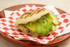 Arepas con aguacate Una receta simple y deliciosa para hacer en pocos pasos. Foto: Shutterstock