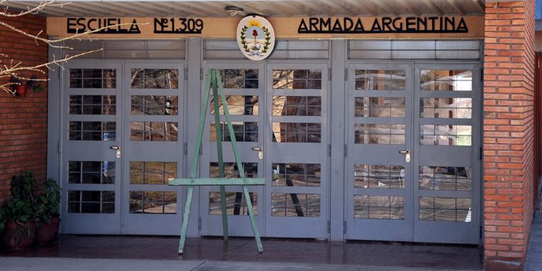 Escuela Armada Argentina: forzaron un acceso a Dirección y quisieron ingresar a la sala de Informática. Foto: Mediamza.com