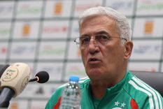 Vladimir Petkovic, DT de Argelia, se mortó molesto tras una pregunta sobre Argentina. Vladimir Petkovic, DT de Argelia, se mortó molesto tras una pregunta sobre Argentina.