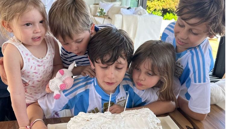 Benicio junto a sus hermanos soplando las velas de la torta. Foto: Instagram: @pampitaoficial