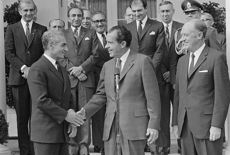 El sha Mohamed Reza Pahlevi junto al presidente de Estados Unidos, Richard Nixon, en 1969.