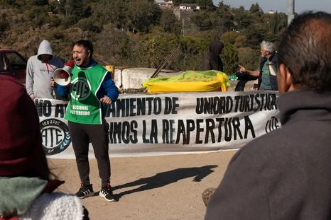 Trabajadores y organizaciones sociales de Embalse protestaron contra la decisión del Gobierno nacional de cerrar la unidad turística estatal Trabajadores y organizaciones sociales de Embalse protestaron contra la decisión del Gobierno nacional de cerrar la unidad turística estatal