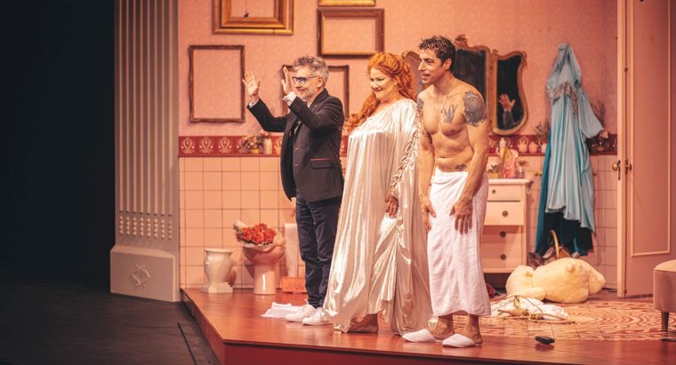 Héctor Díaz, Verónica Llinás y Esteban Lamothe protagonizan Antígona en el baño. Foto: Gentileza Agencia Raquel Flotta