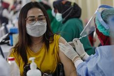 Cuando apareció la vacuna contra el virus SARS-CoV-2, no dejaron de darse argumentos que advertían las posibles consecuencias negativas sobre su impacto social. Foto: GETTY IMAGES