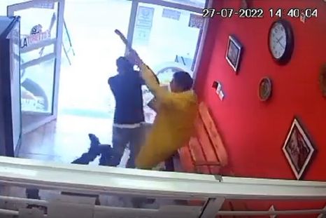 El episodio quedó registrado por una cámara de seguridad del lugar