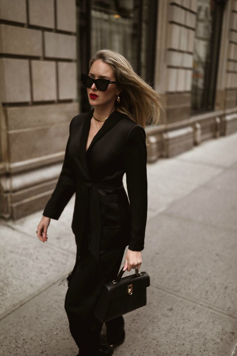 El traje negro es el ideal para todas las mujeres mayores de 60 que quieren lucir bien en cualquier ocasión. Foto: Memorandum