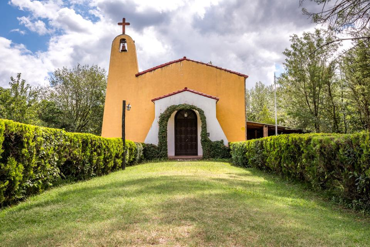 En este pueblo, las vistas abiertas hacia las Sierras Grandes forman parte de la experiencia cotidiana. En este pueblo, las vistas abiertas hacia las Sierras Grandes forman parte de la experiencia cotidiana.