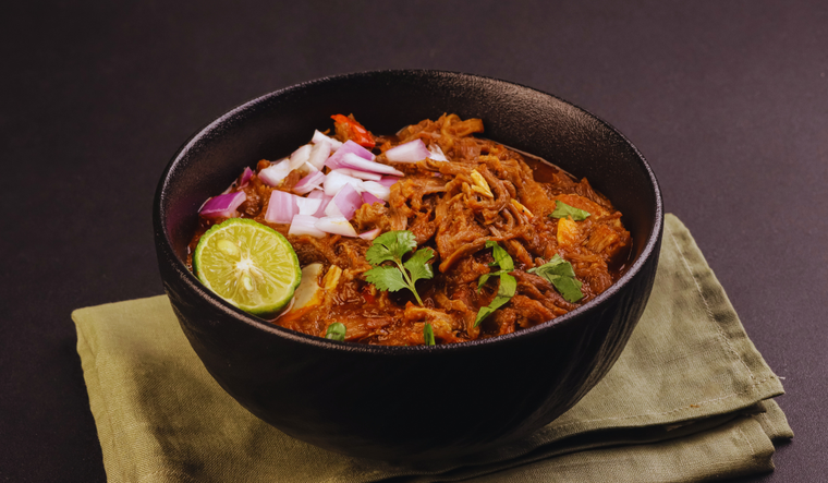 La receta de birria tradicional solía prepararse exclusivamente con carne de chivo antes de popularizarse la versión de res.