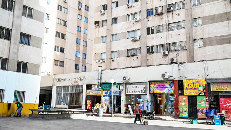 Comercios abiertos, vecinos entrando y saliendo, personas limpiando las veredas. La vida cotidiana de cualquier barrio. Comercios abiertos, vecinos entrando y saliendo, personas limpiando las veredas. La vida cotidiana de cualquier barrio.