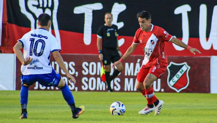 Fausto Montero, volante central de Maipú, maneja el balón ante la marca de Franco Zicarelli (10). El Cruzado vuelve a la victoria.&nbsp;