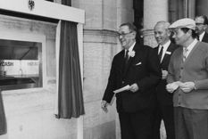 En 1967, el banco Barclays instaló el primer cajero automático del mundo. Foto: GETTY IMAGES