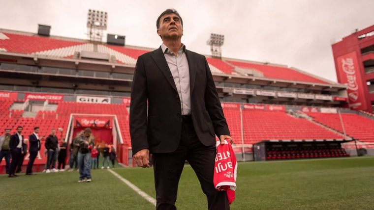 Gustavo Quinteros fue presentado en conferencia y su debut en el banco de Independiente será en el clásico vs. Racing.