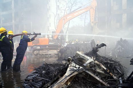 En India, el avión caído ha dejando pocas esperanzas de hallar sobrevivientes. Foto EFE En India, el avión caído ha dejando pocas esperanzas de hallar sobrevivientes. Foto EFE