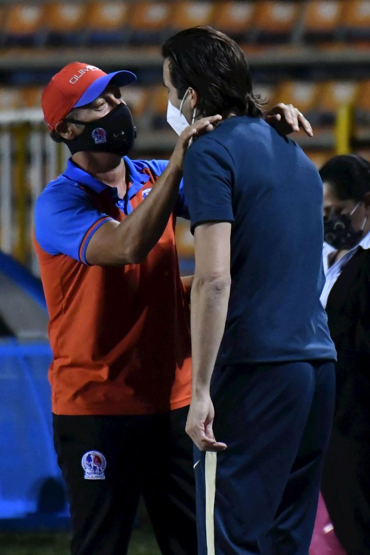 Pedro Troglio y Santiago Solari Foto: EFE
