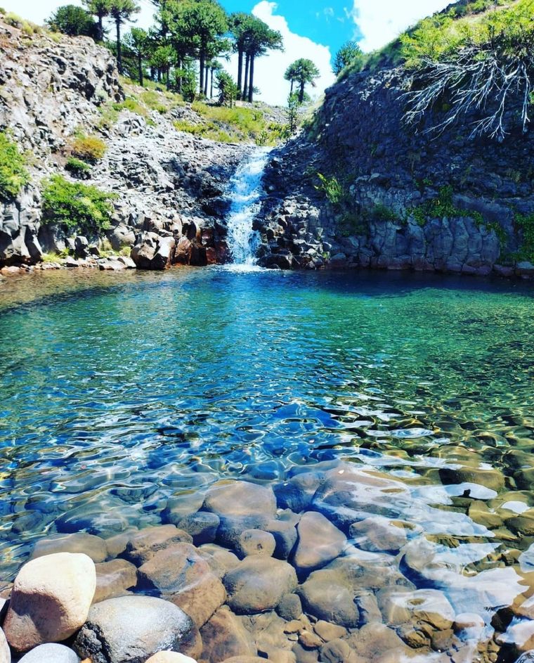 Este pueblo de Neuquén parece irreal por la hermosura que despliega. 