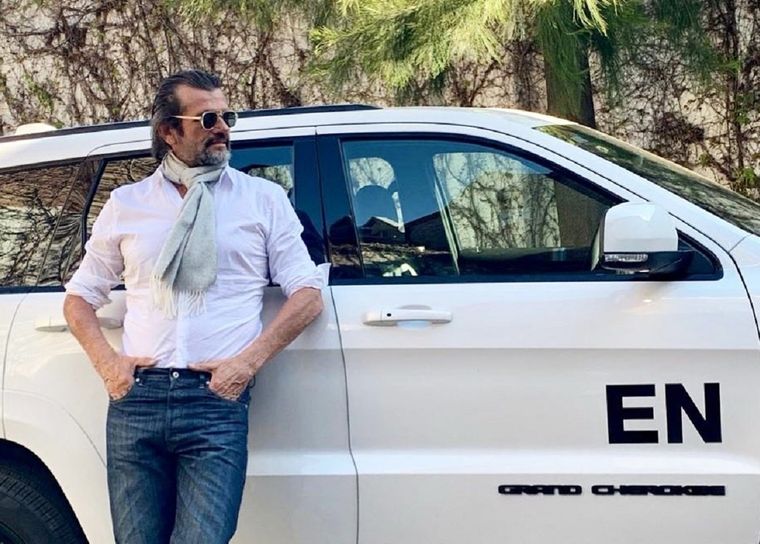 Álvarez Castillo con un Jeep Grand Cherokee.