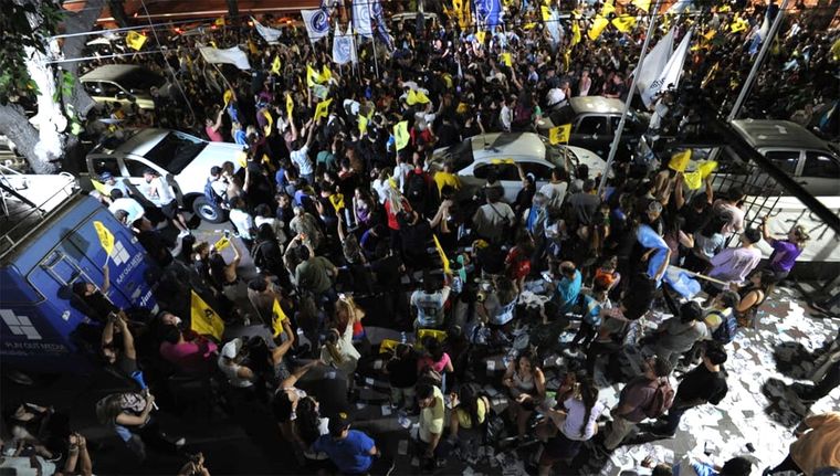 La celebración se dio en las calles de Mendoza apenas se conocieron los primeros datos Foto: Alf Ponce Mercado/MDZ
