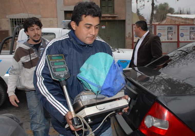 Los investigadores llegaban a la comisaría 27 con la droga secuestraba para ser pesada ante la autoridad judicial. Foto: Ivana González/MDZ