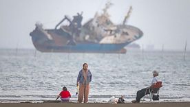 Iraníes descansan en la playa de Suru, en Bandar Abbas, a orillas del estrecho de Ormuz, en una imagen difundida este lunes por la agencia iraní ISNA. Iraníes descansan en la playa de Suru, en Bandar Abbas, a orillas del estrecho de Ormuz, en una imagen difundida este lunes por la agencia iraní ISNA.