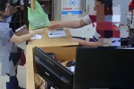La docente quedó detenida por el robo de la tarjeta de su colega. También la escuela analiza despedirla. La docente quedó detenida por el robo de la tarjeta de su colega. También la escuela analiza despedirla.