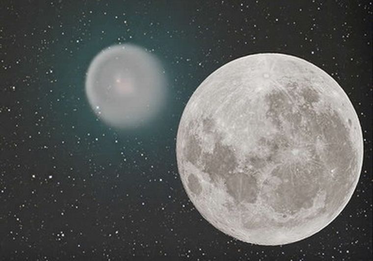 Imagen del cometa tomada el viernes y superpuesta a otra de la luna llena a escala. Foto: TOMÁS MAZÓN
