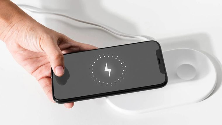 El calor durante la noche puede dañar el teléfono aunque uses el cargador correcto. El calor durante la noche puede dañar el teléfono aunque uses el cargador correcto.