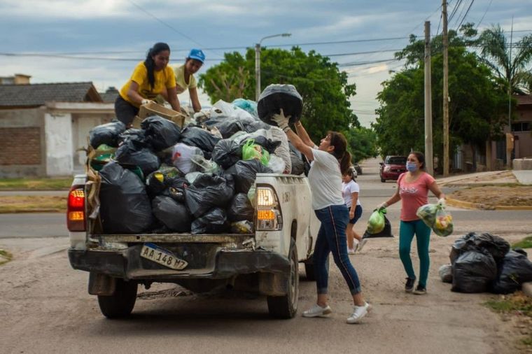 La intendenta se puso a recoger la basura luego de que le secuestraran 10 camiones al municipio.