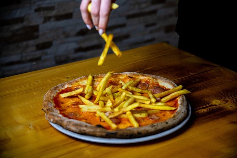 Receta de pizza con papas fritas casera: divertida, original y deliciosa.