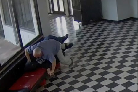 El director de la escuela logró intervenir y pudo reducir al hombre que ingresó armado. El director de la escuela logró intervenir y pudo reducir al hombre que ingresó armado.