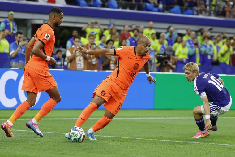 Donyell Malen, de Países Bajos, disputa el balón con el japonés Ritsu Doan. Donyell Malen, de Países Bajos, disputa el balón con el japonés Ritsu Doan.