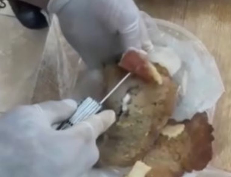 El bulto de droga estaba dentro de una milanesa.