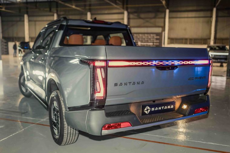La nueva Santana 400 debuta en versiones PHEV y diésel como la gran pick-up que marca el retorno productivo de Santana en Linares.