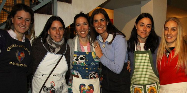 Verónica Stoffel, Andrea Danino, Cecilia Willink, Ana Mitre, María Fernanda Toso y Marisa Roncato muy aplicadas. Foto: Gentileza