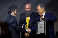 Javier Milei recibiendo la distinción. Foto: EFE