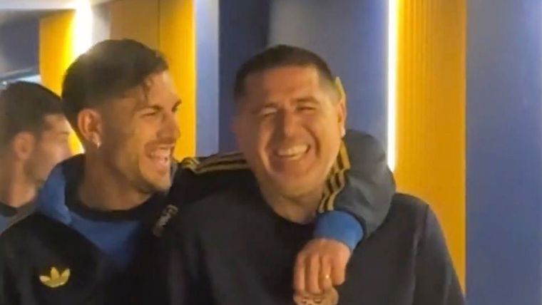 Abrazos y risas: así se retiraron Riquelme y Paredes de la Bombonera.&nbsp;