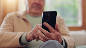 Los nuevos teléfonos móviles ofrecen herramientas de seguridad y pantallas adaptadas para los jubilados. Los nuevos teléfonos móviles ofrecen herramientas de seguridad y pantallas adaptadas para los jubilados.