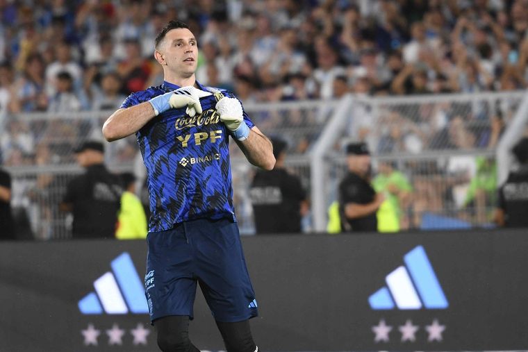 El Dibu muestra las tres estrellas. Foto: Télam