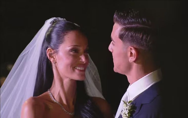 Oriana Sabatini y Paulo Dybala a la salida de la ceremonia de matrimonio
