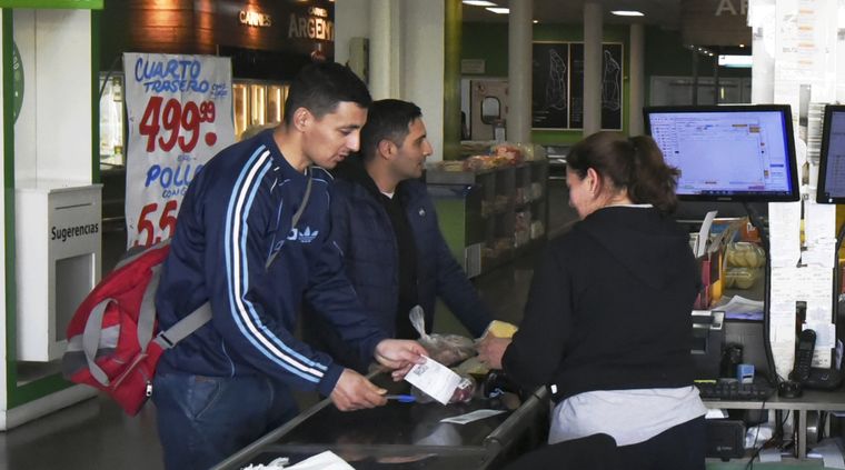 Con la nueva ley, los comercios deberán imprimir el número de denuncias en sus comprobantes para que los consumidores tengan un canal directo y siempre accesible. Con la nueva ley, los comercios deberán imprimir el número de denuncias en sus comprobantes para que los consumidores tengan un canal directo y siempre accesible.