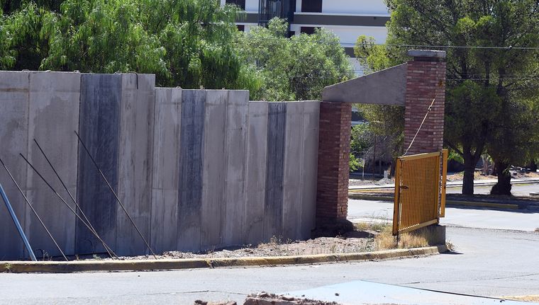 El muro de la UNCuyo no cuenta con habilitación municipal. Foto: ALF PONCE MERCADO / MDZ