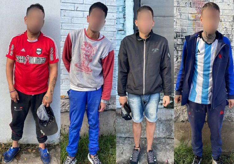 Un operativo policial en el barrio porteño de Parque Chacabuco terminó con la detención de cuatro hombres y el secuestro de un importante arsenal de  armas blancas.