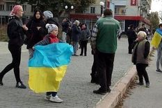 Una niña en Jersón con la bandera de Ucrania Foto: Telegram