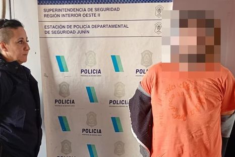 Un violento episodio en Junín terminó con una persecución y disparos. El sujeto se había presentado cerca de la casa de su ex con los elementos para armar bombas molotov. Un violento episodio en Junín terminó con una persecución y disparos. El sujeto se había presentado cerca de la casa de su ex con los elementos para armar bombas molotov.